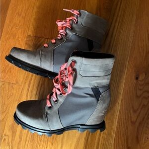 Sorel Lexie wedge boot sz 7.5
